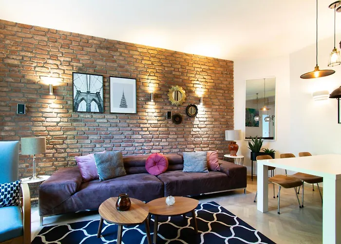 Spacious 3Br With Ac In Living Room, 2 Balconies