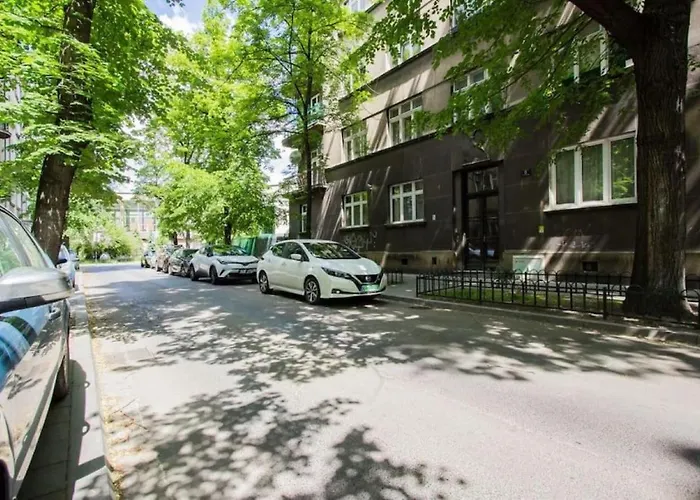 Spacious 3Br With Ac In Living Room, 2 Balconies
